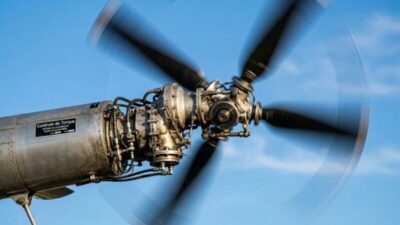 Por que helicópteros conseguem voar parados no ar sem cair?