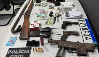 Polícia Civil desmonta ponto de venda de drogas e aprrende armas de fogo em Caxias