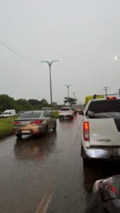 Vai pegar a estrada? Engarrafamento na BR-135 sob chuva marca saída de São Luís na véspera da Sexta-feira Santa