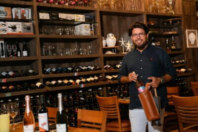 ​Werter Bandêira assina nova linha de acessórios para vinhos em São Luís