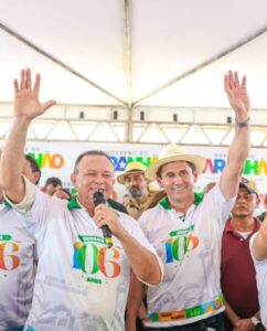 *106 anos de Coroatá: Brandão entrega obras de educação, saneamento, pavimentação e de lazer* A quarta-feira (8) foi de comemoração em Coroatá, já que o município chegou aos seus 106 anos. Para marcar a data, o Governo do Maranhão fez entregas de obras para beneficiar a população do município. O governador Carlos Brandão inaugurou o Centro Educa+ Clodomir Milet, a reforma do Mercado Municipal, obras de pavimentação, abastecimento d’água e de novos espaços de lazer e prática esportiva. Na ocasião, o governador Carlos Brandão falou da satisfação em poder trabalhar em parceria com o município, fortalecendo as ações e melhorias para a vida dos coroataenses. “Eu fico muito feliz de ver as obras saindo do papel, onde prometemos no aniversário do ano passado e, hoje, estamos aqui, entregando. Vendo aqui uma ambulância chegando hoje para a UPA, vendo as entregas dos equipamentos que fizemos aos agentes comunitários de saúde, que vão de casa em casa; entrega de uma praça, entrega de mais uma escola, inauguração de vias urbanas, entrega de sistema de abastecimento de água, entre tantas outras obras que estamos aqui, entregando para a população. E ainda temos diversas outras em andamento, que serão inauguradas em breve”, comemorou Brandão. O prefeito de Coroatá, Edimar Vaqueiro, destacou que a presença do Governo do Maranhão no município tem levado ações efetivas, com o cumprimento dos compromissos firmados. “Coroatá está passando por uma transformação, em pleno desenvolvimento, e o governador Brandão faz parte desse processo, entregando obras que muitos prometeram, mas não cumpriram, como o estádio, o mercado e tantas outras. Nós só temos a agradecer ao Governo pela presença, o povo de Coroatá agradece, por tantas obras importantes que foram entregues hoje”, disse o prefeito. A primeira entrega do dia foi o Centro Educa+ Clodomir Milet, reforçando a educação no município. A unidade está localizada na Rua Gonçalves Dias, nas proximidades do Fórum, e tem capacidade para 246 estudantes e estrutura com 5 salas de aula, salas de secretaria, diretoria e dos professores, biblioteca, sala de informática, laboratório, cozinha e refeitório. A unidade também tem quadra coberta para prática de atividades físicas. A escola foi adaptada para garantir a acessibilidade de alunos e profissionais com deficiência. Raimundo Josias Silva, gestor geral da escola, afirmou que a obra representa um marco significativo para a educação do município. “Esta escola oferecerá educação em tempo integral para os nossos alunos. Por isso, é com grande satisfação que celebramos hoje a entrega da segunda maior escola de tempo integral em nossa cidade com uma estrutura sem precedentes em nosso município. Como educadores e na minha função de gestor, expresso nossa grande alegria, pois esta escola proporcionará aos nossos alunos amplas oportunidades de estudo e aprendizado, impulsionando seu desenvolvimento intelectual e sua busca pelo conhecimento”, enfatizou. O governador Carlos Brandão também fez a entrega de 163 tablets e fardamentos destinados aos Agentes Comunitários de Saúde (ACS). Os kits entregues aos ACSs incluem bolsa, camisa e colete, além do tablet utilizado nas atividades em campo. O equipamento permite o registro em tempo real das visitas domiciliares, atualização de cadastros das famílias acompanhadas e monitoramento das condições de saúde da população atendida, o que contribui para maior integração das informações e agilidade na tomada de decisões pelas equipes da rede pública. A distribuição dos equipamentos faz parte das ações de fortalecimento da Atenção Primária em Saúde (APS) desenvolvidas pelo Programa Cuidar de Todos, iniciativa que amplia a cooperação entre o Governo do Maranhão e os municípios, para qualificar o trabalho. Ainda no âmbito da saúde, também foram entregues 200 óculos de grau, por meio do programa Cuidar dos Olhos