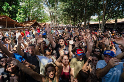 Em Colinas, Orleans Brandão reúne multidão e recebe apoio de 20 prefeitos, vereadores e lideranças da região Central do Maranhão