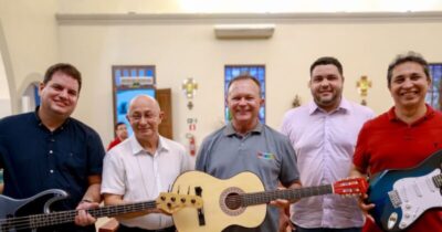 Deputado Segundo participa da entrega de kit de instrumentos Musicais pelo Governador Brandão na Paróquia de Santo Inácio