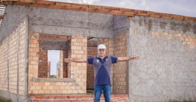 Prefeito Joãozinho Pavão amplia ações habitacionais e garante mais 50 casas para famílias de baixa renda em Santa Helena