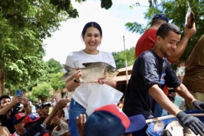 Bruna Pessoa participa de entrega de peixes em Ribeiraozinho neste sábado de Aleluia