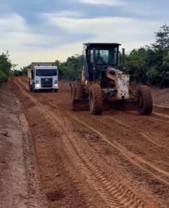Mirinzal – Prefeito Deyvison do Posto acompanha obras de recuperação de estrada na zona rural e anuncia novas melhorias
