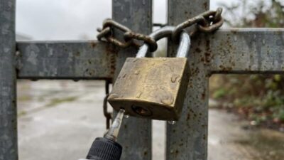 Para que serve o pequeno furo no cadeado?