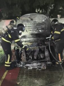 Carro pega fogo em estacionamento de condomínio no bairro Calhau, em São Luís