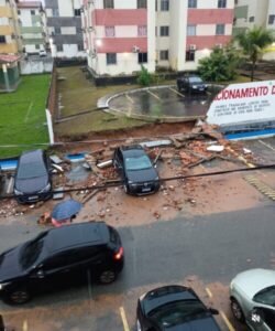 Muro de condomínio desaba e atinge veículo durante chuva em São Luís