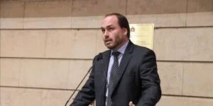 Carlos Bolsonaro pressiona Valdemar e expõe tensão no PL durante pré-campanha