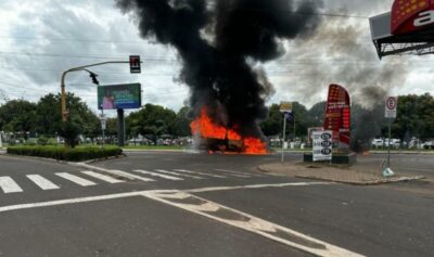 Incêndio destrói van com pacientes na BR-010, em Imperatriz
