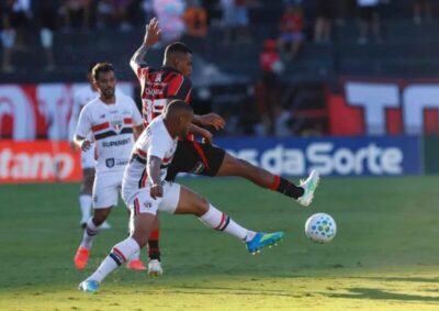 São Paulo é derrotado pelo Vitória e passa vice-liderança do Brasileirão ao Fluminense, que joga neste contra o Flamengo