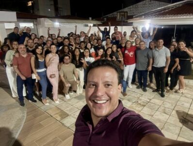 Felipe Camarão volta às agendas de pré-campanha e se recoloca no jogo