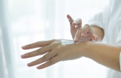 Checklist da sua rotina de cuidados diários: o que não pode faltar em casa ou em viagem?