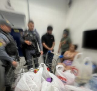 Carrinho cheio, compra simulada, falsos clientes e três funcionários presos
