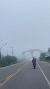 Barreirinhas sob Neblina: terça-feira amanhece com ares europeus nos Lençóis Maranhenses