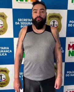 Com “xuxinha” no cabelo e piercing no nariz, pastor é preso por estupro no Maranhão quando estava no quarto com outro homem