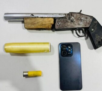 HOMEM É PRESO COM ARMA ILEGAL APÓS DENÚNCIA DE MAUS-TRATOS A ENTEADOS EM ITAPECURU-MIRIM