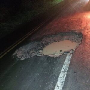 Carro capota após motorista tentar desviar de buraco na MA-034, em Tutóia