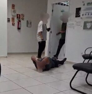 REVOLTANTE! Servidor de UPA agride idosos a socos e pontapés durante atendimento; um deles é portador de ncesssidades especiais