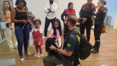​Núcleo de Operações com Cães da Polícia Civil chama a atenção de adultos e crianças na Exposegma 2026