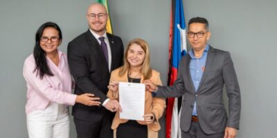 Daniel Brandão entrega projeto de recomposição salarial de servidores do TCE à presidente Iracema Vale