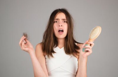 Queda de cabelo normal e queda patológica? Saiba o quanto seu cabelo cai por dia