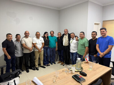 Prefeito Neto Carvalho participa de reunião na Câmara, debate pautas e rebate fake news