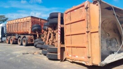 Carga de soja é saqueada após carreta tombar na BR 135 em Itapecuru Mirim