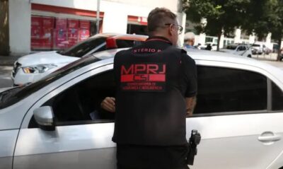 PMs do Rio são denunciados por desviar armas apreendidas em operações