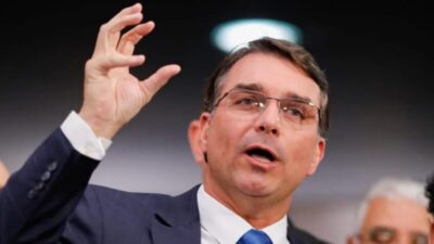 Flávio Bolsonaro pede “racionalidade” após embate entre Eduardo e Nikolas Ferreira