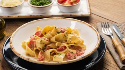 Pappardelle ao Alho e Tomate, cremosidade e frescor em uma combinação sofisticada
