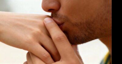 Justiça da Espanha decide que beijo na mão sem consentimento é agressão sexual