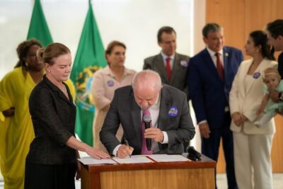 Lula sanciona lei que amplia licença-paternidade no Brasil