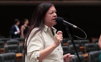 Comissão da Câmara aprova piso salarial de R$ 5,5 mil para assistentes sociais; texto pode ir ao Senado