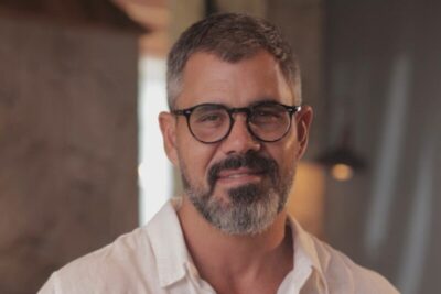 Juliano Cazarré se pronuncia após ser criticado por novo evento