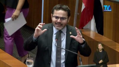 Deputado se transforma em “bucha”