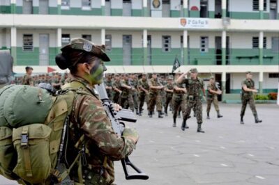 Cúpula militar pressiona Congresso por PEC que veta farda na política