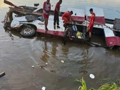 Ônibus cai em rio após acidente e deixa mortos e feridos na BR-222