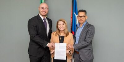 Daniel Brandão entrega a Iracema projeto que estende a servidores percentual de 21,7%