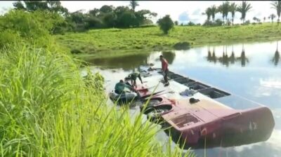 Ônibus cai em açude ao desviar de carros na BR-222 e deixa mortos em Pindaré-Mirim