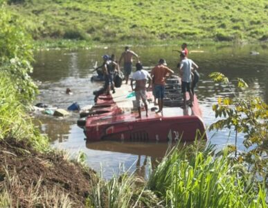Colisão entre ônibus e três carros matou motorista e idosa e deixou 14 feridos na BR-222