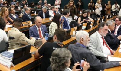 Pedido de vista adia votação da PEC do fim da 6×1 na CCJ da Câmara