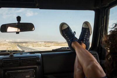 Vai viajar no feriado? Não esqueça do cuidado com as pernas