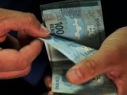 Salário mínimo será reajustado para R$ 1.717, prevê Governo Federal