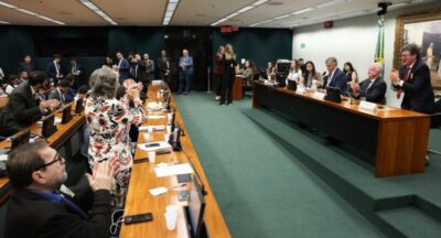 CCJ da Câmara aprova admissibilidade das PECs do fim da escala 6×1