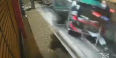 Motorista invade área de camelôs e destrói barracas no centro de Santa Inês