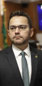Baixíssimo clero na Assembleia, Dep. Ricardo Rios é transformado em “bucha” de federal por Othelino Neto