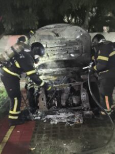 Carro pega fogo em condomínio de luxo do bairro do Calhau em São Luís