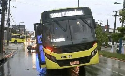 Chuva causa transtornos e provoca acidente com ônibus em São Luís
